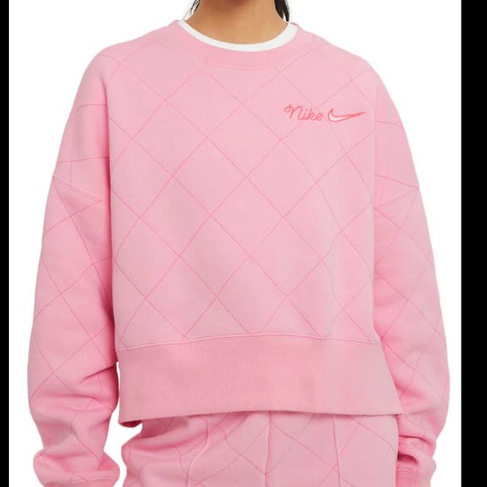IN SEARCH OF THIS PINK NIKE CREW NECK ANY SIZE FROM S-L (preferably M)